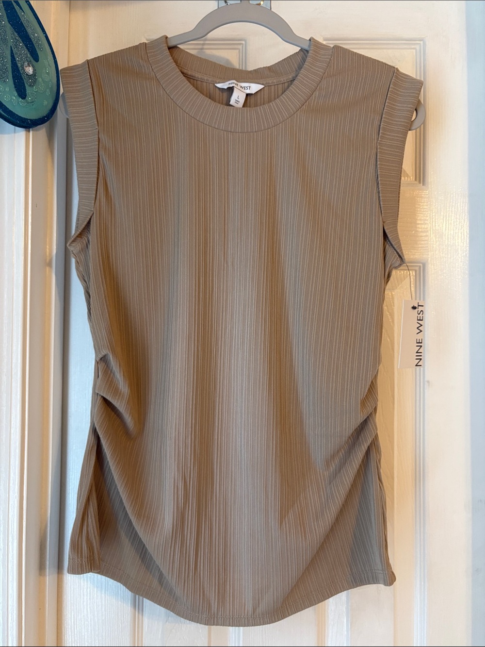 NWT nine west cap sleeve side runch top Lg in beige.